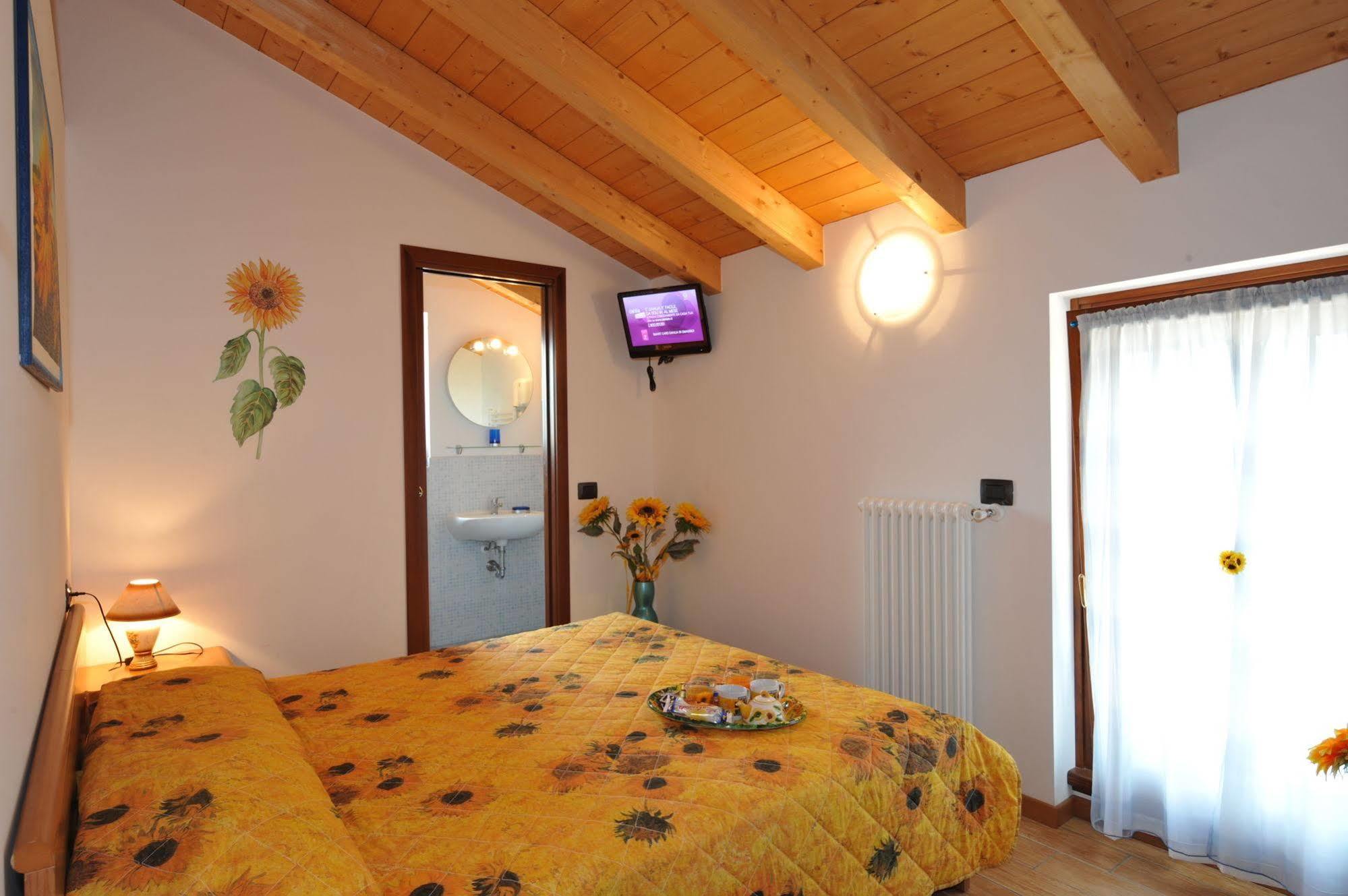 B&B Il Girasole Валеджо-суль-Минчо Экстерьер фото